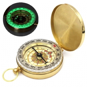 Navigacija S Džepnim Kompasom Za Aktivnosti Na Otvorenom